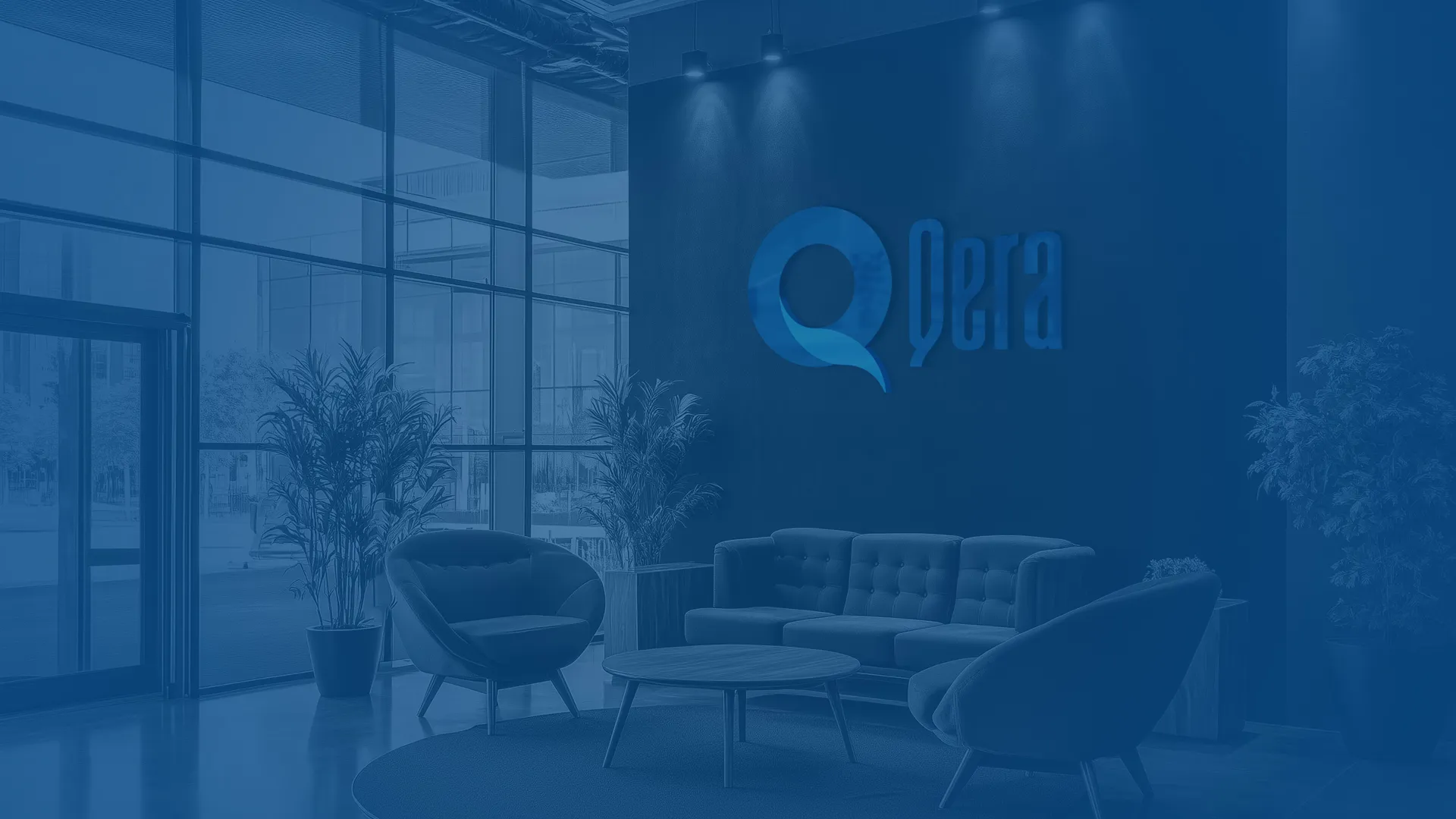 Qera ofis lobisi — duvarda kabartma Qera logosu, kurumsal çalışma ortamı